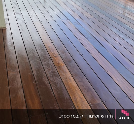 מרפסת עץ עם רצפת דק מעץ כהה